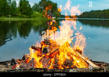 Feu de camp traditionnel en Finlande Banque D'Images