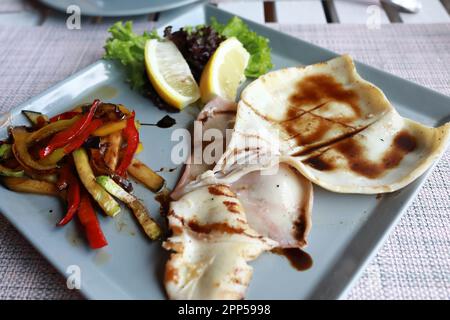 Calmar grillé avec légumes et sauce soja sur l'assiette du restaurant Banque D'Images