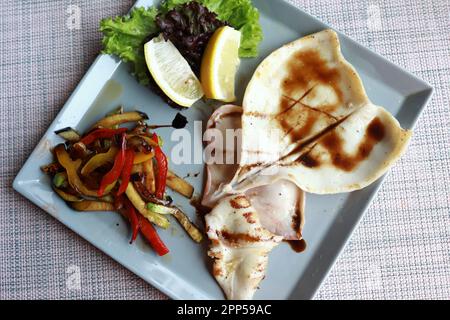 Calmar grillé avec légumes sur l'assiette du restaurant Banque D'Images