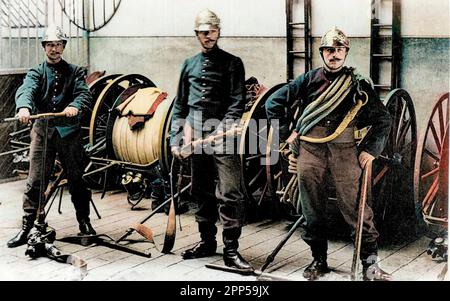 Carte postale des pompes de la ville de Paris : sapeur ouvrant une bouche de levier d'eau, sapeur tenant une lance, sapeur avec engin de sauvetage - Photographie, mais du XXème siècle. Banque D'Images