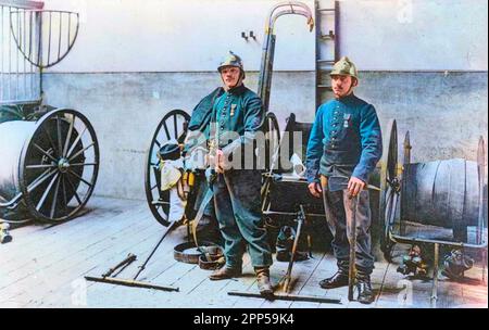 Carte postale de deux pompes de la ville de Paris : sapeurs médiés aux envois de Courrières - Photographie, mais du XXème siècle. Banque D'Images