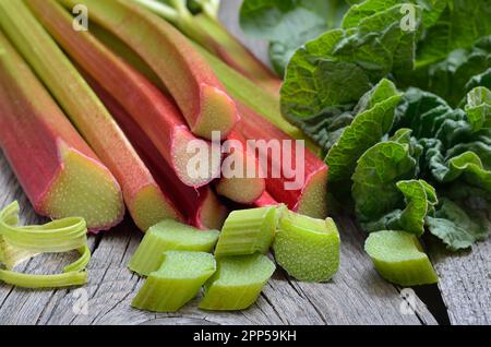 Rhubarbe fraîche sur fond de bois, vue rapprochée Banque D'Images