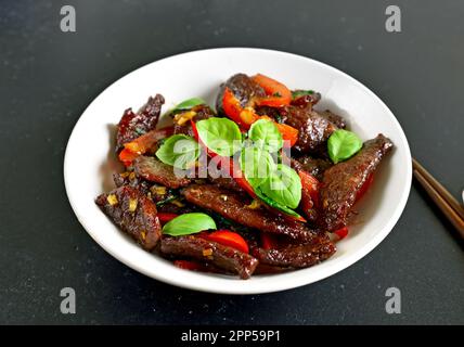 Sauté de bœuf thaïlandais au poivre et au basilic dans un bol, vue rapprochée Banque D'Images