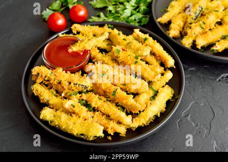 Bâtonnets de courgettes frits sur l'assiette, vue rapprochée Banque D'Images