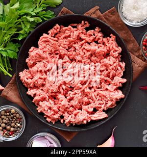 Viande hachée de bœuf crue sur l'assiette.Vue de dessus, plan d'appartement Banque D'Images