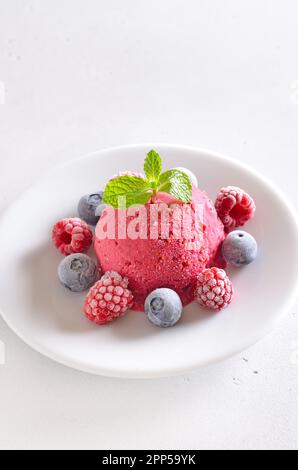 Sorbet framboise sur l'assiette. Dessert d'été froid Banque D'Images