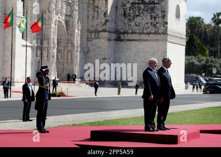 Lisbonne, Portugal. 22nd avril 2023. Le président portugais Marcelo Rebelo de Sousa (R ) et le président brésilien Luiz Inacio Lula da Silva écoutent les hymnes nationaux lors d'une cérémonie de bienvenue au monastère de Jeronimos à Lisbonne, sur 22 avril 2023. (Credit image: © Pedro Fiuza/ZUMA Press Wire) USAGE ÉDITORIAL SEULEMENT! Non destiné À un usage commercial ! Banque D'Images