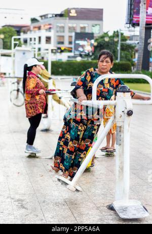 Phnom Penh, Cambodge-4 janvier 2023: Au coucher du soleil, de nombreux citoyens de Phnom Penh viennent sur le quai de Sisowath pour utiliser l'appareil de fitness pour la santé physique,enj Banque D'Images