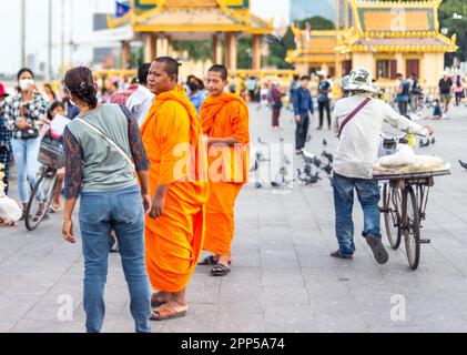 Phnom Penh, Cambodge-4 janvier 2023: Des moines de tous âges des temples voisins, se mêlent avec le reste de la population de la capitale, qui viennent ici moi Banque D'Images