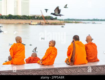 Phnom Penh, Cambodge-4 janvier 2023: Des moines de tous âges des temples voisins, se mêlent avec le reste de la population de la capitale, qui viennent ici moi Banque D'Images