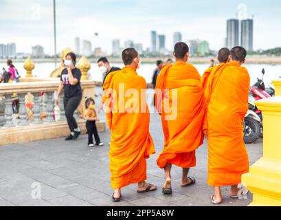 Phnom Penh, Cambodge-4 janvier 2023: Des moines de tous âges des temples voisins, se mêlent avec le reste de la population de la capitale, qui viennent ici moi Banque D'Images