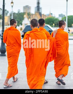 Phnom Penh, Cambodge-4 janvier 2023: Des moines de tous âges des temples voisins, se mêlent avec le reste de la population de la capitale, qui viennent ici moi Banque D'Images