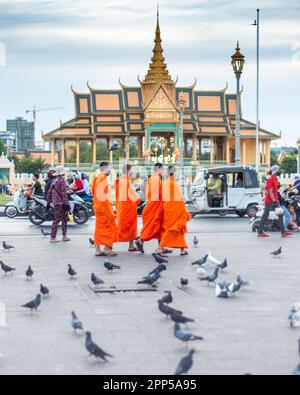 Phnom Penh, Cambodge-4 janvier 2023: Des moines de tous âges des temples voisins, se mêlent avec le reste de la population de la capitale, qui viennent ici moi Banque D'Images