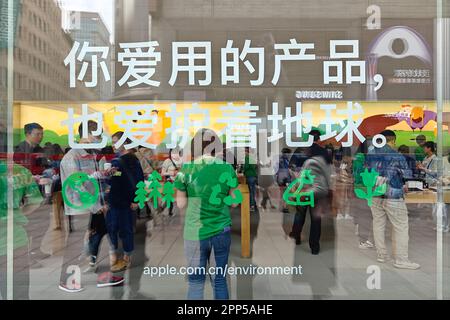 SHANGHAI, CHINE - 22 AVRIL 2023 - les employés portent des vêtements verts pour servir les clients dans un MAGASIN APPLE à Shanghai, en Chine, au 22 avril 2023. Sur l'extérieur Banque D'Images