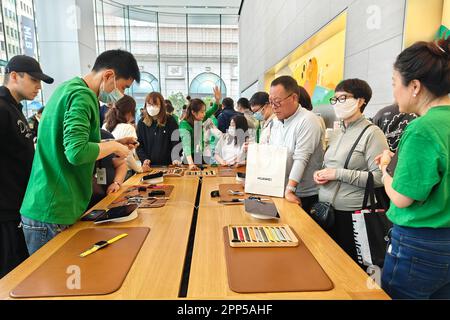 SHANGHAI, CHINE - 22 AVRIL 2023 - les employés portent des vêtements verts pour servir les clients dans un MAGASIN APPLE à Shanghai, en Chine, au 22 avril 2023. Sur l'extérieur Banque D'Images