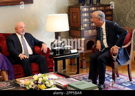 Lisbonne, Portugal. 22nd avril 2023. Le Président portugais Marcelo Rebelo de Sousa (R ) rencontre le Président brésilien Luiz Inacio Lula da Silva au Palais Belem de Lisbonne sur 22 avril 2023. (Credit image: © Pedro Fiuza/ZUMA Press Wire) USAGE ÉDITORIAL SEULEMENT! Non destiné À un usage commercial ! Banque D'Images