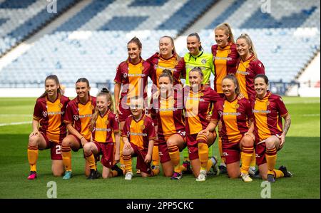 22nd avril 2023 ; Hampden Park, Glasgow, Écosse : demi-finale de football de la coupe écossaise pour femmes, Rangers WFC contre Motherwell WFC ; les joueurs Motherwell s'alignent Banque D'Images