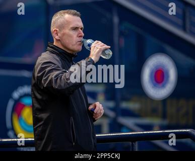 22nd avril 2023 ; Hampden Park, Glasgow, Écosse : demi-finale de football de la coupe écossaise pour femmes, Rangers WFC versus Motherwell WFC ; Motherwell Womens Manager Paul Brownlie Banque D'Images