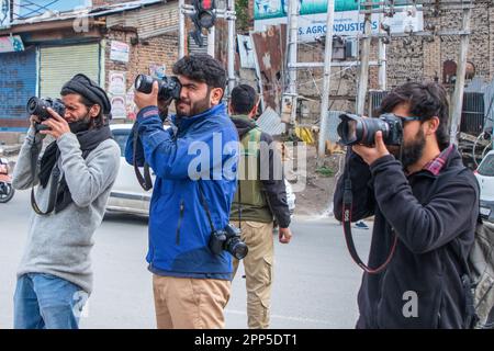 Srinagar, Inde. 22nd avril 2023. Les photojournalistes de Kashmiri prennent des photos de la Grande Mosquée fermée du Cachemire ou de Jamia Masjid le jour d'Eid-al-Fitr. Pour l'année 4th consécutive, les autorités indiennes ont interdit aux personnes d'offrir des prières d'Eid à la Grande Mosquée historique du Cachemire, dans le centre-ville de Srinagar. Crédit : SOPA Images Limited/Alamy Live News Banque D'Images