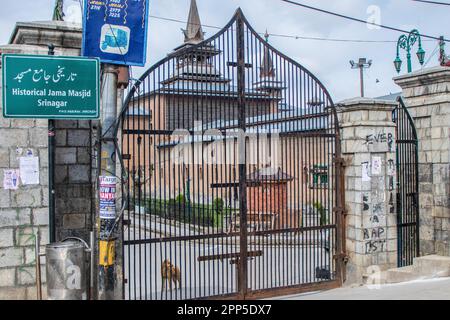 Srinagar, Inde. 22nd avril 2023. Vue sur la porte fermée de la Grande Mosquée du Cachemire ou Jamia Masjid le jour d'Eid-Al-Fitr. Pour l'année 4th consécutive, les autorités indiennes ont interdit aux personnes d'offrir des prières d'Eid à la Grande Mosquée historique du Cachemire, dans le centre-ville de Srinagar. Crédit : SOPA Images Limited/Alamy Live News Banque D'Images