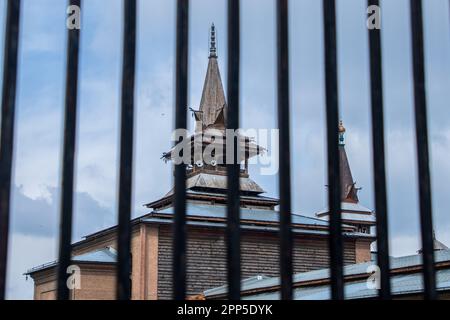 Srinagar, Inde. 22nd avril 2023. Vue sur la Grande Mosquée fermée du Cachemire ou sur Jamia Masjid le jour d'Eid-Al-Fitr. Pour l'année 4th consécutive, les autorités indiennes ont interdit aux personnes d'offrir des prières d'Eid à la Grande Mosquée historique du Cachemire, dans le centre-ville de Srinagar. Crédit : SOPA Images Limited/Alamy Live News Banque D'Images