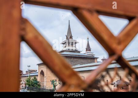 Srinagar, Inde. 22nd avril 2023. Vue sur la Grande Mosquée fermée du Cachemire ou sur Jamia Masjid le jour d'Eid-Al-Fitr. Pour l'année 4th consécutive, les autorités indiennes ont interdit aux personnes d'offrir des prières d'Eid à la Grande Mosquée historique du Cachemire, dans le centre-ville de Srinagar. Crédit : SOPA Images Limited/Alamy Live News Banque D'Images