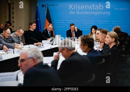 Berlin, Allemagne. 22nd avril 2023. Annalena Baerbock (Alliance 90/les Verts), ministre fédéral des Affaires étrangères, et Boris Pistorius, ministre fédéral de la Défense de la République fédérale d'Allemagne, ont été admis à l'équipe de gestion de crise du gouvernement fédéral au ministère fédéral des Affaires étrangères de Berlin. 04/22/2023. Credit: dpa/Alay Live News Banque D'Images