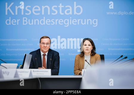 Berlin, Allemagne. 22nd avril 2023. Annalena Baerbock (Alliance 90/les Verts), ministre fédéral des Affaires étrangères, et Boris Pistorius, ministre fédéral de la Défense de la République fédérale d'Allemagne, ont été admis à l'équipe de gestion de crise du gouvernement fédéral au ministère fédéral des Affaires étrangères de Berlin. 04/22/2023. Credit: dpa/Alay Live News Banque D'Images