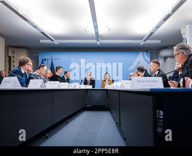 Berlin, Allemagne. 22nd avril 2023. Annalena Baerbock (Alliance 90/les Verts), ministre fédéral des Affaires étrangères, et Boris Pistorius, ministre fédéral de la Défense de la République fédérale d'Allemagne, ont été admis à l'équipe de gestion de crise du gouvernement fédéral au ministère fédéral des Affaires étrangères de Berlin. 04/22/2023. Credit: dpa/Alay Live News Banque D'Images