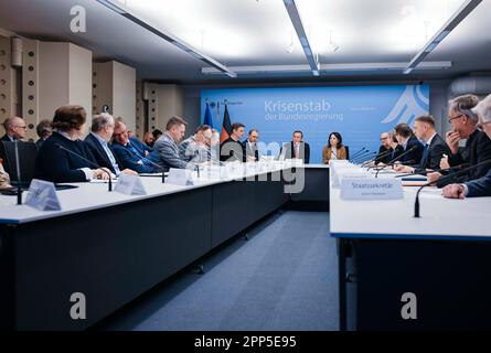 Berlin, Allemagne. 22nd avril 2023. Annalena Baerbock (Alliance 90/les Verts), ministre fédéral des Affaires étrangères, et Boris Pistorius, ministre fédéral de la Défense de la République fédérale d'Allemagne, ont été admis à l'équipe de gestion de crise du gouvernement fédéral au ministère fédéral des Affaires étrangères de Berlin. 04/22/2023. Credit: dpa/Alay Live News Banque D'Images