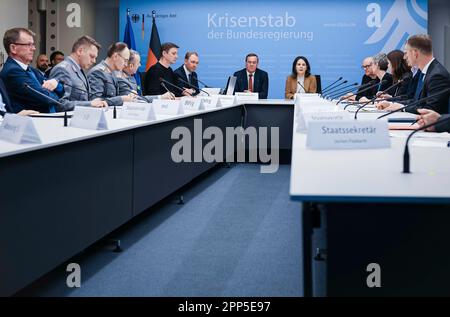 Berlin, Allemagne. 22nd avril 2023. Annalena Baerbock (Alliance 90/les Verts), ministre fédéral des Affaires étrangères, et Boris Pistorius, ministre fédéral de la Défense de la République fédérale d'Allemagne, ont été admis à l'équipe de gestion de crise du gouvernement fédéral au ministère fédéral des Affaires étrangères de Berlin. 04/22/2023. Credit: dpa/Alay Live News Banque D'Images