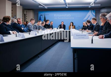 Berlin, Allemagne. 22nd avril 2023. Annalena Baerbock (Alliance 90/les Verts), ministre fédéral des Affaires étrangères, et Boris Pistorius, ministre fédéral de la Défense de la République fédérale d'Allemagne, ont été admis à l'équipe de gestion de crise du gouvernement fédéral au ministère fédéral des Affaires étrangères de Berlin. 04/22/2023. Credit: dpa/Alay Live News Banque D'Images