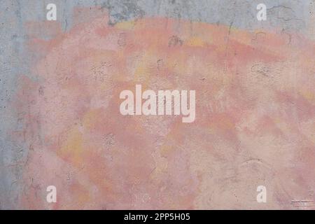 Arrière-plan mural en plâtre peint rose pastel abstrait. Le stuc gris clair suffit à l'arrière-plan du mur avec des rayures de peinture et des pulvérisations de peinture Banque D'Images