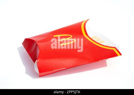 Ho Chi Minh ville, Vietnam - 20 avril 2023 : boîte de papier rouge de frites vide avec logo McDonalds isolé sur blanc. Déchets laissés après avoir mangé dans un famou Banque D'Images