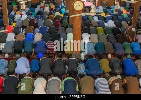 Srinagar, Inde. 22nd avril 2023. Les fidèles musulmans du Kashmiri proposent des prières d'Eid-Al-Fitr dans une mosquée locale de Srinagar. Le festival EID-Al-Fitr marque la fin du Saint mois de jeûne du Ramadan. (Photo de Faisal Bashir/SOPA Images/Sipa USA) crédit: SIPA USA/Alay Live News Banque D'Images