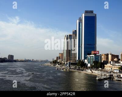 Le Caire, Egypte, 16 avril 2023: Le Nil de l'Egypte avec des bâtiments modernes et des ponts le long de la rive du Nil et la promenade égyptienne sur la côte a Banque D'Images