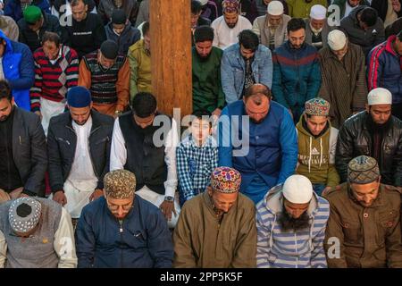 Srinagar, Inde. 22nd avril 2023. Les fidèles musulmans du Kashmiri proposent des prières d'Eid-Al-Fitr dans une mosquée locale de Srinagar. Le festival EID-Al-Fitr marque la fin du Saint mois de jeûne du Ramadan. (Photo de Faisal Bashir/SOPA Images/Sipa USA) crédit: SIPA USA/Alay Live News Banque D'Images