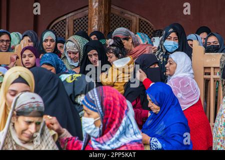 Srinagar, Inde. 22nd avril 2023. Les fidèles musulmans du Kashmiri proposent des prières d'Eid-Al-Fitr dans une mosquée locale de Srinagar. Le festival EID-Al-Fitr marque la fin du Saint mois de jeûne du Ramadan. (Photo de Faisal Bashir/SOPA Images/Sipa USA) crédit: SIPA USA/Alay Live News Banque D'Images