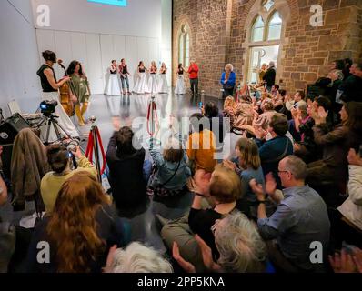 Exeter, Royaume-Uni. 21st avril 2023. Après les heures d'ouverture, des divertissements artistiques de nuit au Royal Albert Memorial Museum et à la galerie d'art d'Exeter. Credit: Thomas Faull/Alamy Live News Banque D'Images