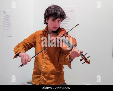 Exeter, Royaume-Uni. 21st avril 2023. Après les heures d'ouverture, des divertissements artistiques de nuit au Royal Albert Memorial Museum et à la galerie d'art d'Exeter. Credit: Thomas Faull/Alamy Live News Banque D'Images