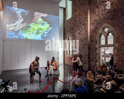 Exeter, Royaume-Uni. 21st avril 2023. Après les heures d'ouverture, des divertissements artistiques de nuit au Royal Albert Memorial Museum et à la galerie d'art d'Exeter. Credit: Thomas Faull/Alamy Live News Banque D'Images