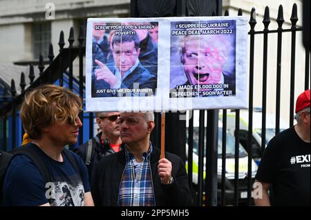 Downing Street, Londres, Royaume-Uni. 22nd avril 2023. Les protestations britanniques contre le financement par le gouvernement britannique du régime Zelensky ne sont pas notre guerre contre la dépense de l'argent des contribuables. « Pas un centime de plus ». Les citoyens britanniques pauvres devront-ils décider de mourir de faim ou de payer pour le carburant et le loyer ? Et dix mille enfants au Royaume-Uni vont à l'école affamés. Les MANIFESTANTS de guerre exigent que le gouvernement britannique sorte de l'OTAN sous la conduite DES ÉTATS-UNIS. Crédit : voir Li/Picture Capital/Alamy Live News Banque D'Images