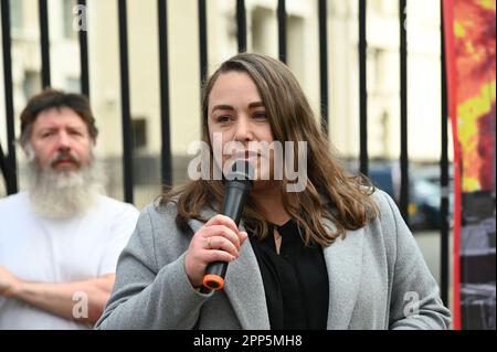 Downing Street, Londres, Royaume-Uni. 22nd avril 2023. Les protestations britanniques contre le financement par le gouvernement britannique du régime Zelensky ne sont pas notre guerre contre la dépense de l'argent des contribuables. « Pas un centime de plus ». Les citoyens britanniques pauvres devront-ils décider de mourir de faim ou de payer pour le carburant et le loyer ? Et dix mille enfants au Royaume-Uni vont à l'école affamés. Les MANIFESTANTS de guerre exigent que le gouvernement britannique sorte de l'OTAN sous la conduite DES ÉTATS-UNIS. Crédit : voir Li/Picture Capital/Alamy Live News Banque D'Images