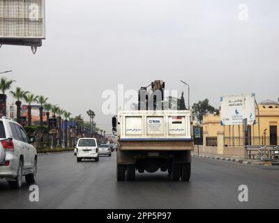 Le Caire, l'Egypte, 8 avril 2023: Chariot élévateur de maintenance avec une grue de levage mécanique équipée avec un câble pour soulever des objets lourds Tetra transport tru Banque D'Images