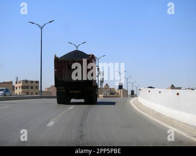 Le Caire, l'Egypte, le 16 avril 2023: Un camion avec bitume Asphalt, une forme collante, noire, liquide très visqueux ou semi-solide de pétrole, asphaltum, trouvé dans Banque D'Images