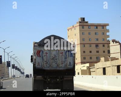 Le Caire, l'Egypte, le 16 avril 2023: Un camion avec bitume Asphalt, une forme collante, noire, liquide très visqueux ou semi-solide de pétrole, asphaltum, trouvé dans Banque D'Images