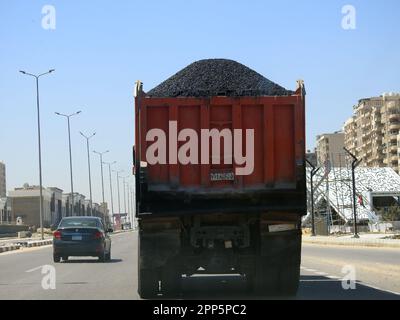 Le Caire, l'Egypte, le 16 avril 2023: Un camion avec bitume Asphalt, une forme collante, noire, liquide très visqueux ou semi-solide de pétrole, asphaltum, trouvé dans Banque D'Images