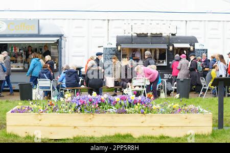 Harrogate, North Yorkshire, Royaume-Uni. 22nd avril 2022. Le salon des fleurs du printemps de Harrogate est le premier grand événement du calendrier de jardinage britannique et accueille la plus grande exposition de floristry et d'organisation de fleurs en Grande-Bretagne. Un événement de quatre jours qui accueille des milliers de visiteurs chaque année, malgré le temps. Bridget Catterall AlamyLiveNews Banque D'Images
