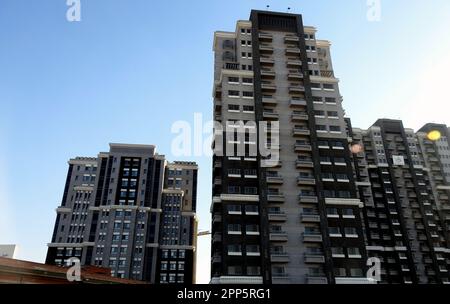 Le Caire, Egypte, 16 avril 2023: Appartements résidentiels nouvellement construits en Egypte dans le nouveau projet immobilier et développement du triangle de Maspero au Nil Banque D'Images