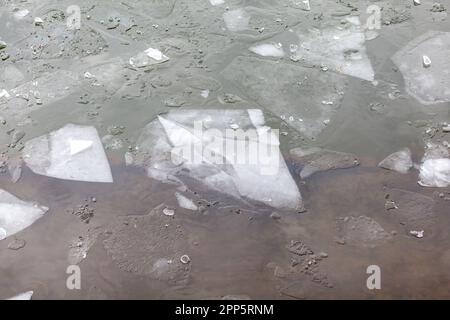 Au printemps, des morceaux de glace dans la rivière ou la mer. Morceaux de glace individuels dans un étang de printemps. Banque D'Images